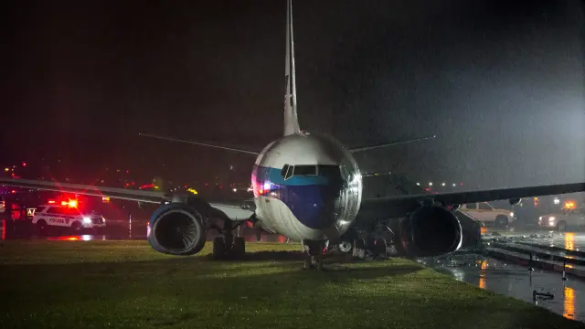MIke Pence y otros pasajeros de la aeronave han sido evacuados por la parte posterior del avión.