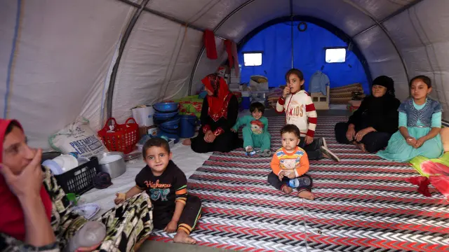 Varios niños en un refugio.