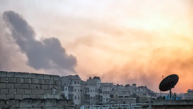 Columna de humo en el skyline de Alepo