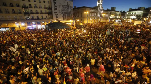 Miles de personas "rodean el Congreso" en contra de la investidura de Rajoy