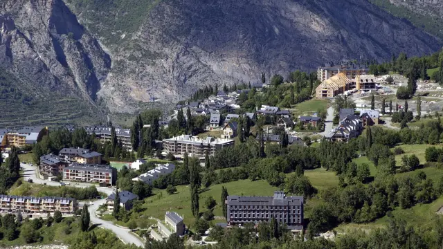 Vista panorámica de la urbanización de Cerler, situada junto a la estación de esquí