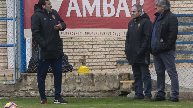 Raúl Agné dialoga con Narciso Juliá y Albert Valentín, en la mañana de este domingo en la Ciudad Deportiva, antes del entrenamiento posterior al triunfo frente al Almería en el estreno del nuevo técnico.