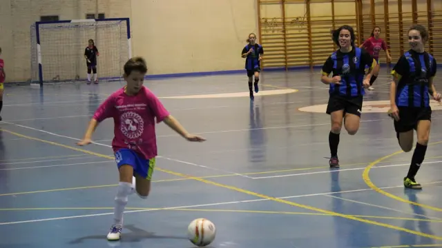 El fútbol sala femenino le mete un gol al cáncer de mama en Sariñena