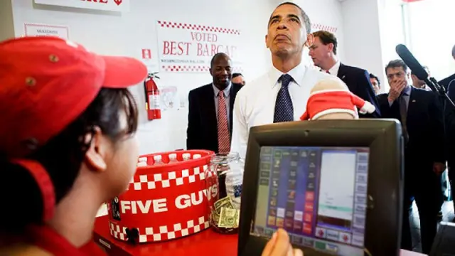 Obama, en un local de su hamburguesería de cabecera
