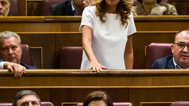 La diputada del PSOE por Zaragoza, Susana Sumelzo, en el momento de votar 'no'.