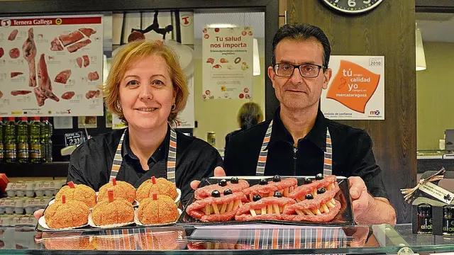 Esther Gracia y Alberto Bernad, de la carnicería Los Porches, con alguna de sus creaciones para Halloween.
