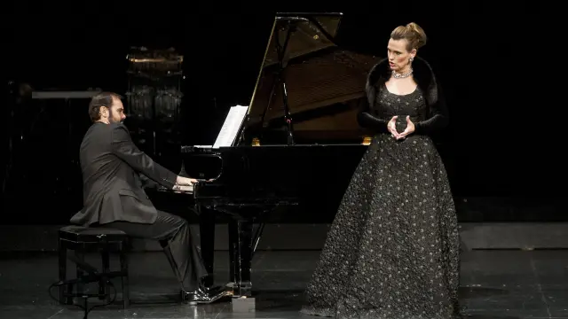 Ahinoa Arteta, ayer, cantando en el Principal acompañada al piano por Rubén Fernández Aguirre
