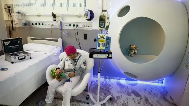 Una habitación de hospital convertida en una estación espacial.