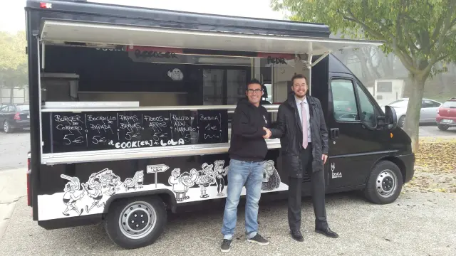 Javier Garcés, gerente de Osca Food Truck La Lola, y Antonio Orús, presidente del CB Peñas.