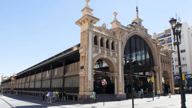 El Mercado Central,   se inauguró el año 1903 y sustituía al mercado  al aire libre que desde  siglos antes se celebraba en sus alrededores.