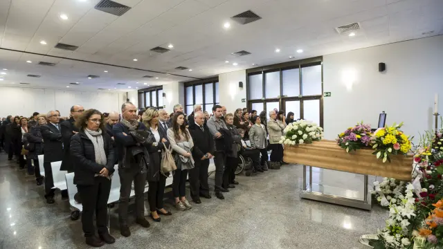 Familiares, amigos y compañeros de Monserrate acudieron al funeral en Torrero.