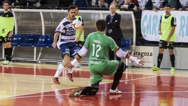 Una jugada del partido entre el Ríos Renovables y el Santiago Futsal