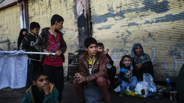 Niños iraquíes esperan para ser trasladados con sus familias desde Mosul.