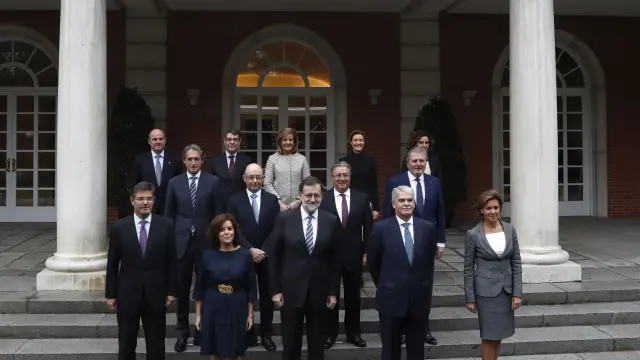 Foto de familia antes del primer consejo de ministros del nuevo gobierno de Rajoy.