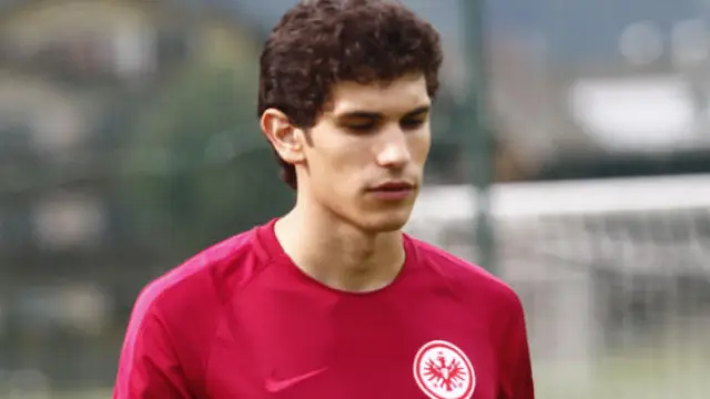 Jesús Vallejo, en un entrenamiento con el Eintracht.