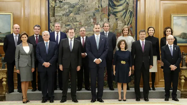 El rey Felipe VI posa con el jefe del Ejecutivo, Mariano Rajoy, y los 13 ministros de su nuevo Gobierno.