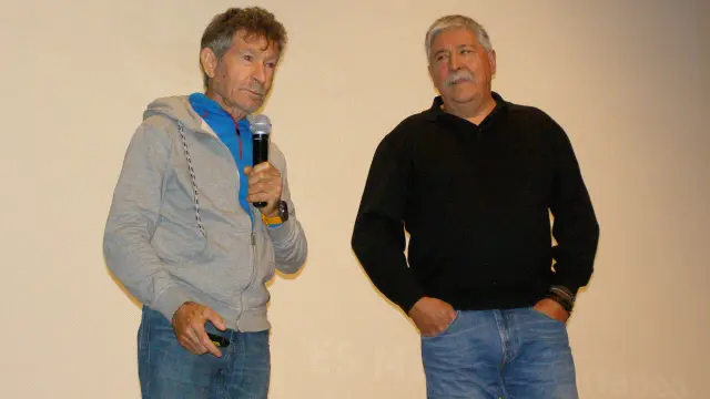 El alpinista Carlos Soria con el micrófono, junto al presidente del Centro Excursionista Moncayo, Antonio Veramendi.