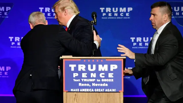 Dos agentes de seguridad sacan a Donald Trump del escenario