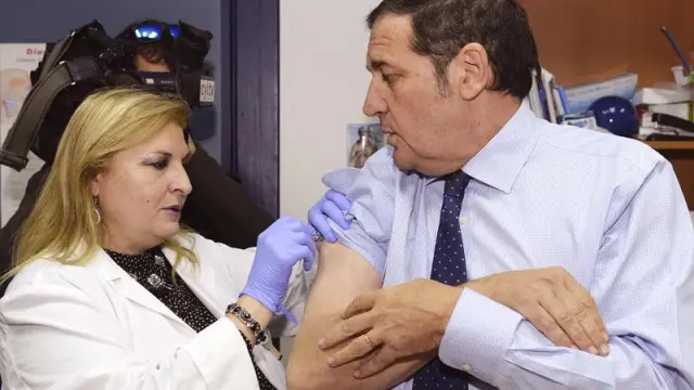 El consejero de Sanidad de la Junta de Castilla y León, Antonio Sáez Aguado, se vacuna contra la gripe en el primer día de campaña de vacunación,