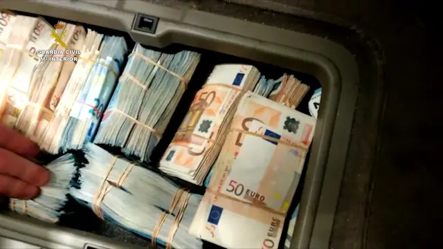Hallados 360.000 euros ocultos en un vehículo