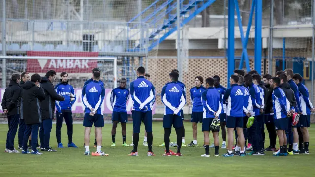 Raúl Agné y el cuerpo técnico, en la charla previa al entrenamiento del pasado domingo al regreso de Mallorca, en la Ciudad Deportiva.