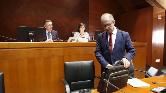 Fernando Gimeno, con su maletín y sus cuentas, en la comisión de Hacienda.