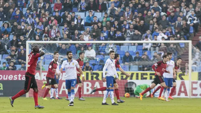 Momento en el que Eguaras anota el 0-1, un golazo desde fuera del área, en el partido Real Zaragoza-Mirandés del curso pasado en La Romareda. Ganaron los burgaleses 1-2. Era enero de este 2016.
