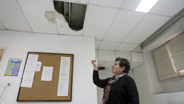 Carmen Agustín, profesora y directora del departamento de Ciencias de la Documentación de la Facultad de Filosofía y Letras, señala el trozo del falso techo desprendido.