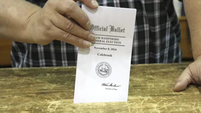 Un hombre deposita su voto para las elecciones presidenciales de Estados Unidos.