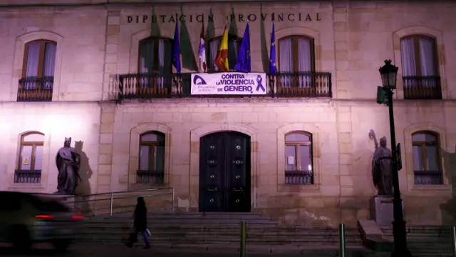 Fachada de la Diputación iluminada con motivo del  Día Internacional de la lucha contra la violencia de género.