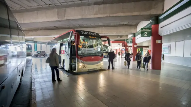 Los autobuses Teruel-Zaragoza y a la inversa con parada en los pueblos del Jiloca son a menudo utilizados por la población de la zona que acude a primera hora a Teruel para ir de compras o al médico y regresan a su casa a las 14.00