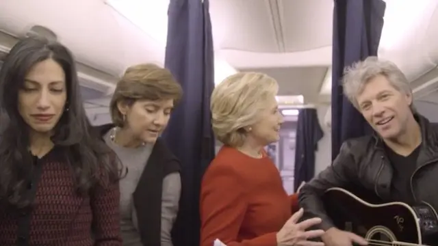 Clinton y Bon Jovi se apuntan al "desafío del maniquí" para pedir el voto.