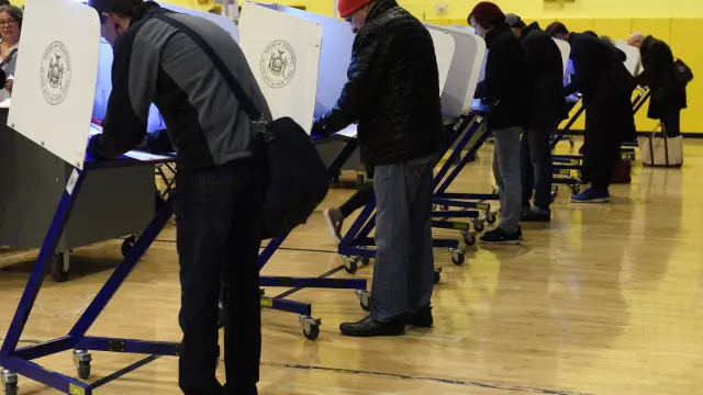 Varias personas, en un colegio electoral en Nueva York.