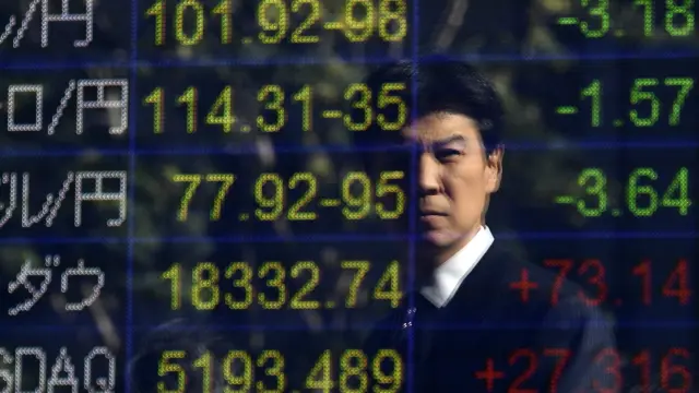 Un hombre observa los indicadores de la Bolsa de Tokio.