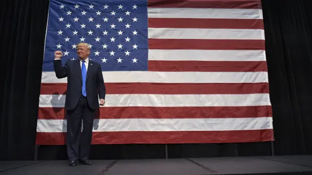 Donald Trump, delante de la bandera estadounidense, durante un acto de campaña
