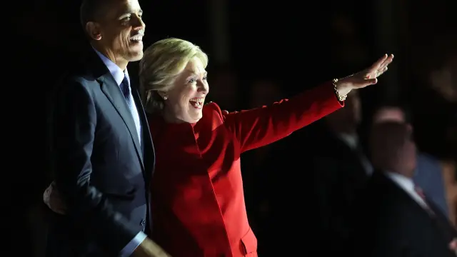 Obama, junto a Hillary Clinton, durante el último acto de campaña