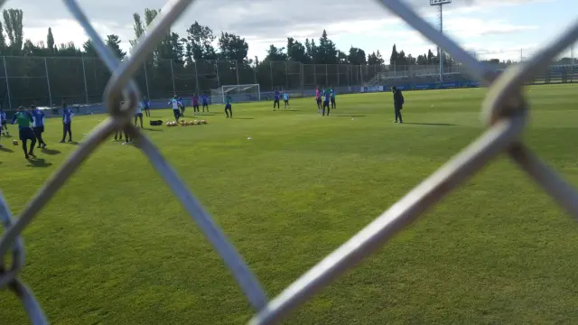 Imagen de la fase de rondos al inicio del entrenamiento del Real Zaragoza, este miércoles en la Ciudad Deportiva.