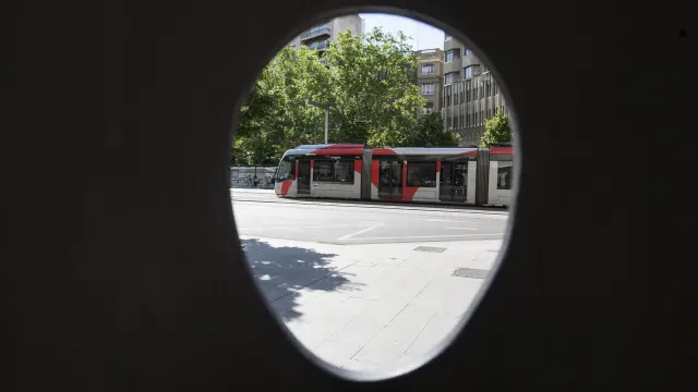 El tranvía, visto a través de una escultura de la plaza de España.