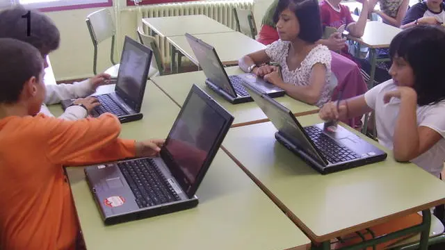 Uso de ordenadores en el colegio San Juan de la Peña de Jaca.