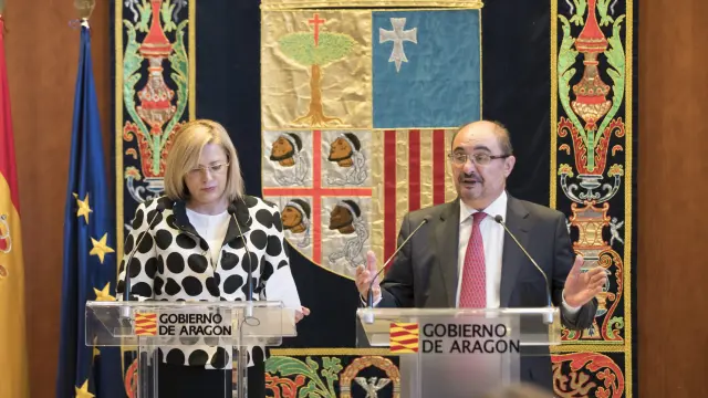 Corina Cretu en Teruel junto a Javier Lambán