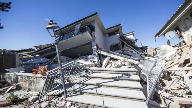 Edificios destruidos en la localidad de Amatrice por efecto de los terremotos que sacuden el centro de Italia.