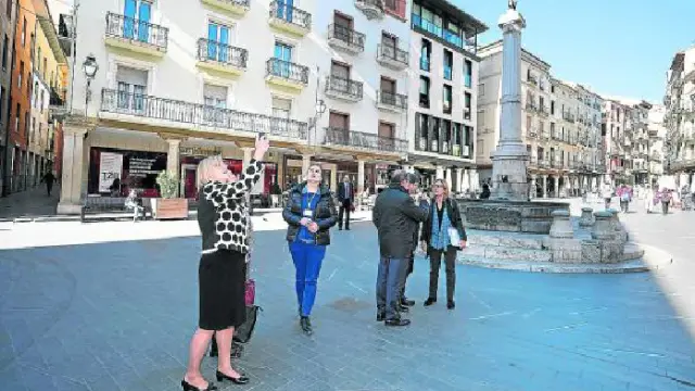 La comisaria Corina Cretu toma fotos en la plaza del Torico acompañada de Javier Lambán.