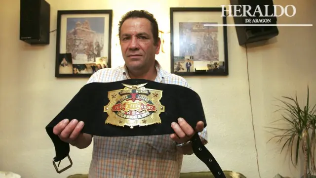 Retrato de Perico el 15 de septiembre de 2004 con el cinturón de Campeón del Mundo.