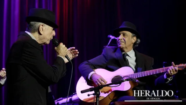 Leonard Cohen y Javier Mas durante un concierto en Zaragoza.