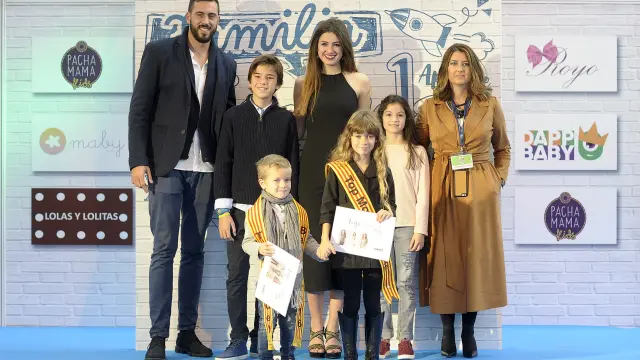 Delante, Diego Manogue y Paula Royo, ganadores de Top Model Baby Aragón 2016. Detrás, Eduardo Laborda, Pablo Royo, Rebeca Buil, Daniela Ascaso y Mónica Muñoz.