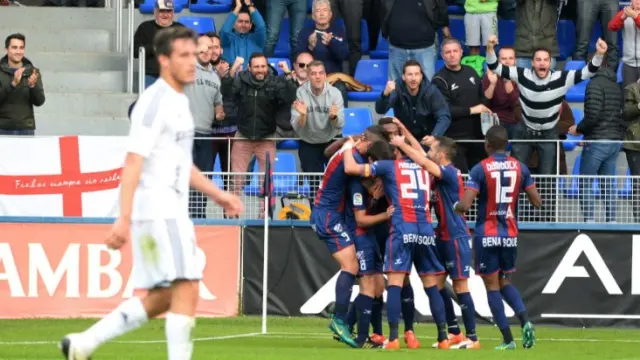 Los jugadores del Huesca celebran uno de los goles ante el Oviedo