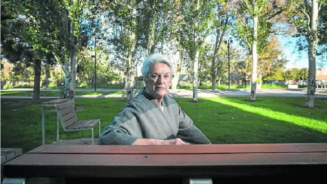 Pilar Muro, sentada en el banco que homenajea a su marido frente al Canal Imperial, donde fue secuestrado.