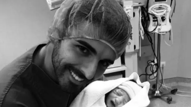 Ángel, junto a su hija recién nacida