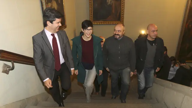 Violeta Barba sube las escaleras del Ayuntamiento de Huesca junto al alcalde, el socialista Luis Felipe (a la izquierda), y los concejales Íñigo Aramendi (Cambiar) y Fernando justes (Aragón Sí Puede)