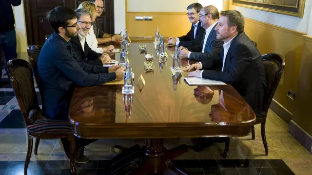 Reunión entre miembros del Gobierno de Aragó e IU.
